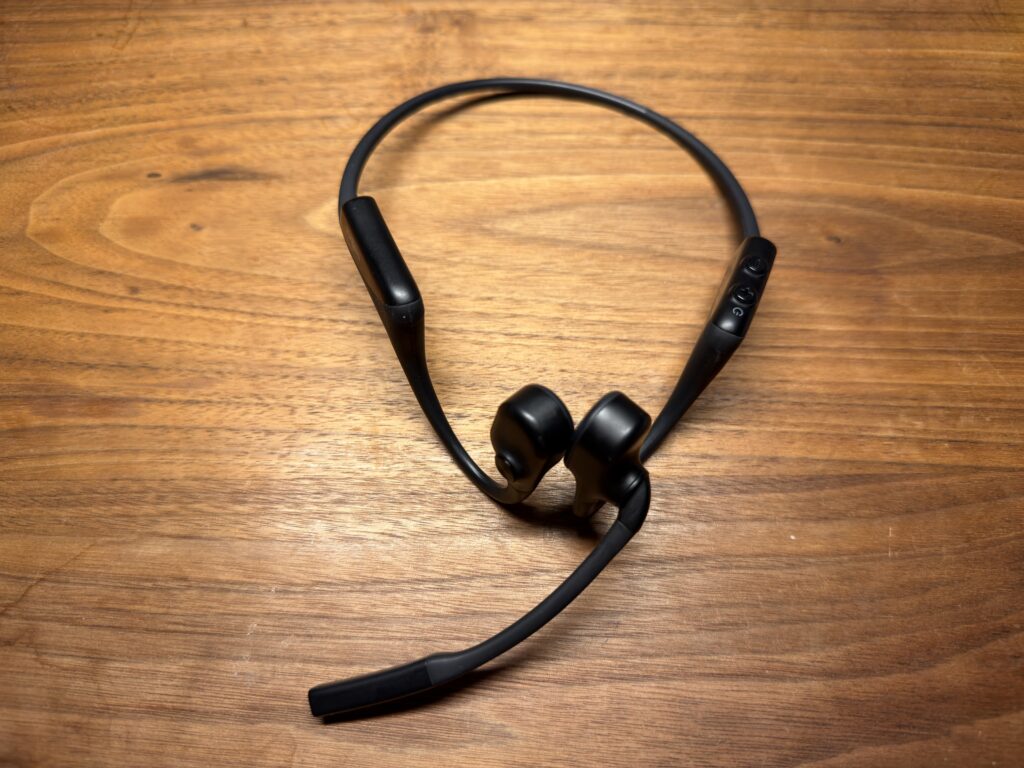 Shokz Opencomm2（マイク付き）の実物写真（工事現場の通話用に使用）