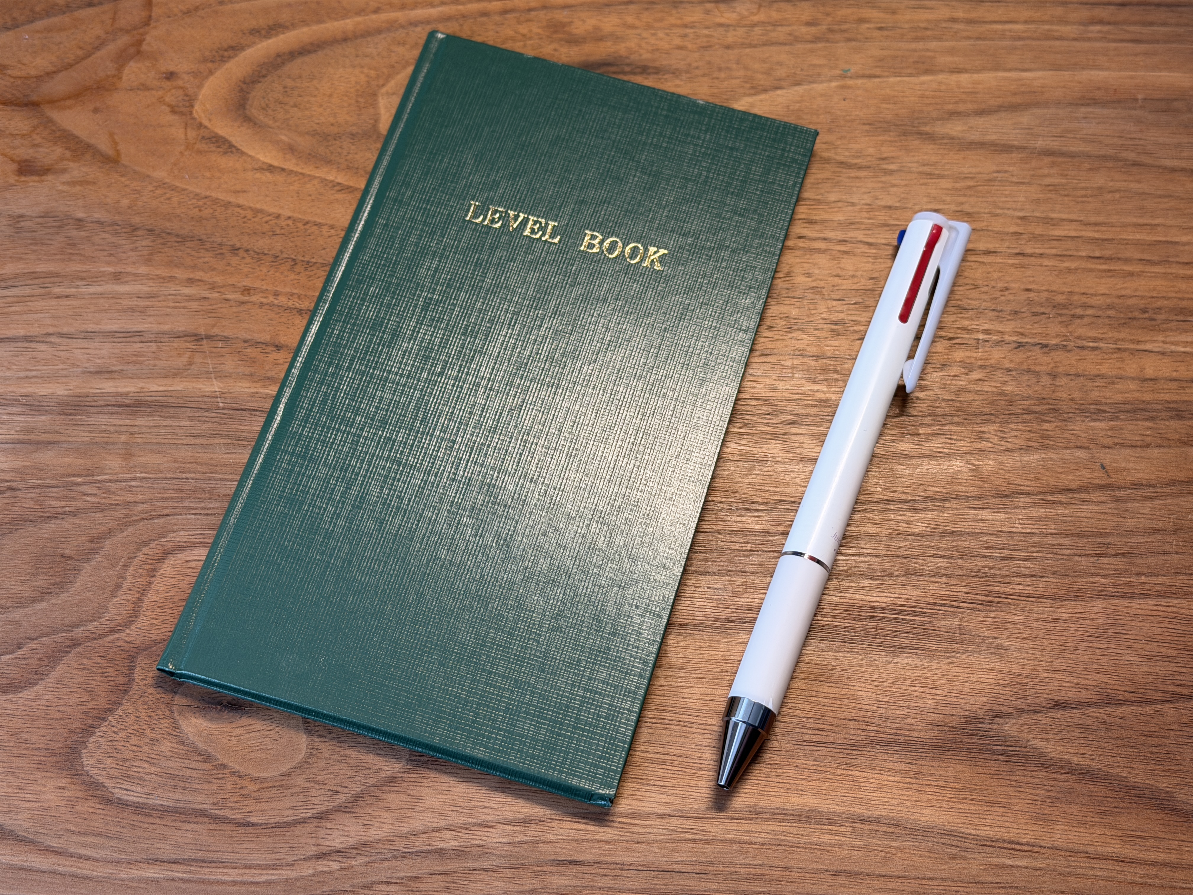 筆者が現場で使っているコクヨ測量野帳とパイロットジュースアップ